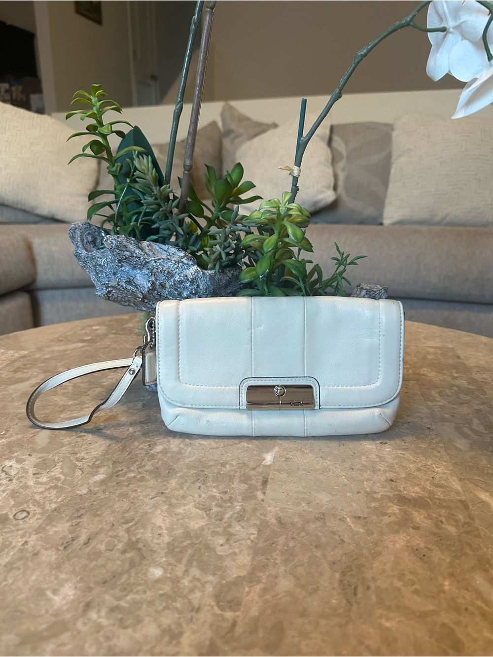 Coach One Sizeleather
Wristlet Ivory Clutch